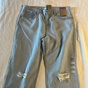Levi’s low pro straight cut women’s jeans new with tags and never worn size 32
